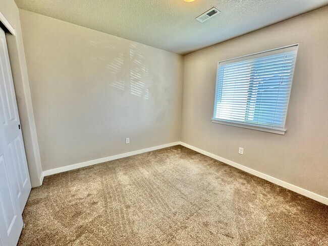 Building Photo - Ask about free rent... Nearly New, wonderf...