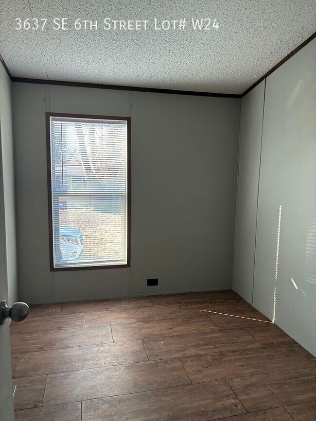 Building Photo - 3637 SE 6th St