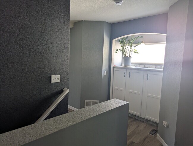 Building Photo - Gorgeous Denver Home - Real Granite Counte...