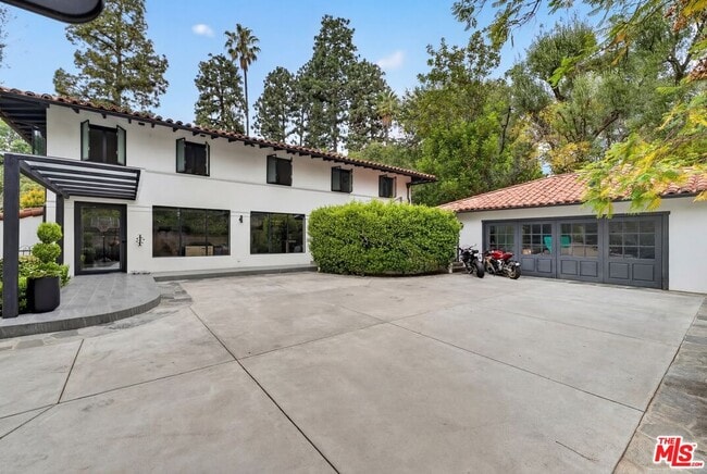 Building Photo - 760 S San Rafael Ave