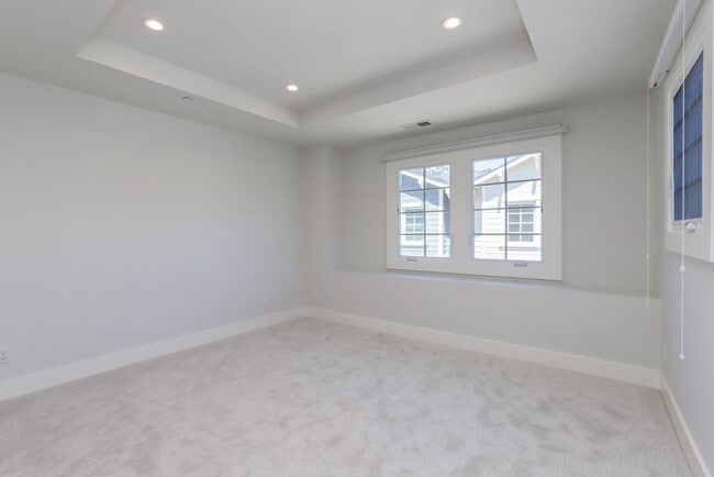 Building Photo - 2 Bed / 2.5 Bath Luxurious townhome near d...