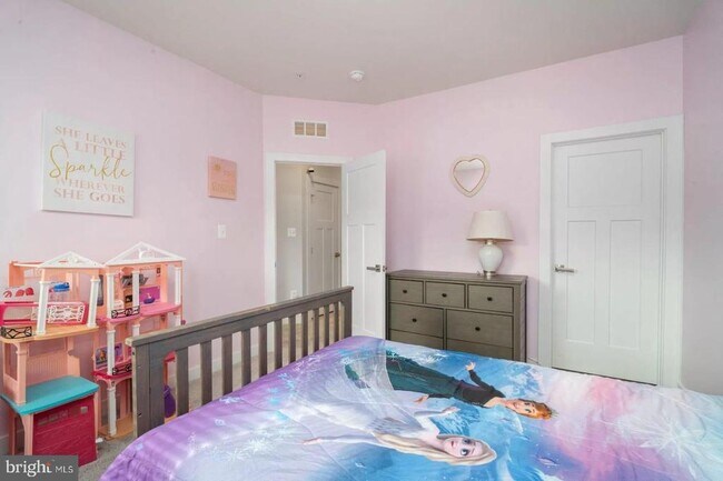 Building Photo - 5950 Etterbeek St