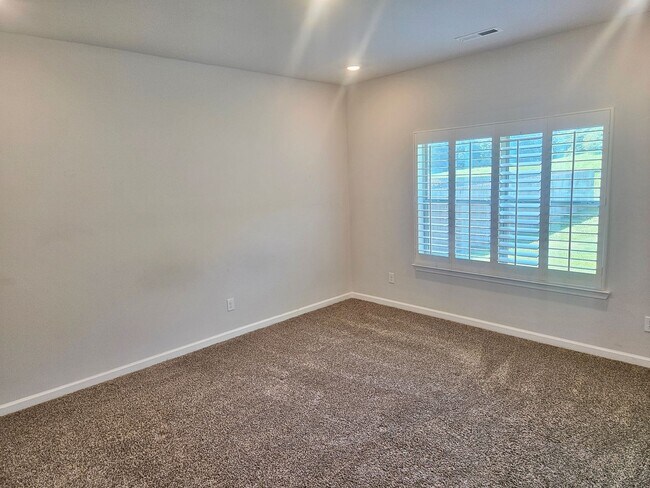 Building Photo - 3 Bedroom, 2 Bath home.