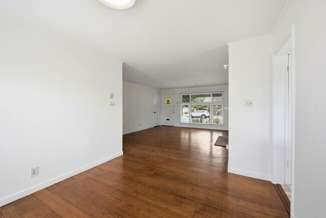 Building Photo - Charming single level family home located in sought after San Lorenzo Village.