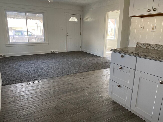 Building Photo - 3 Bedroom 2 Bath Home In Roseville