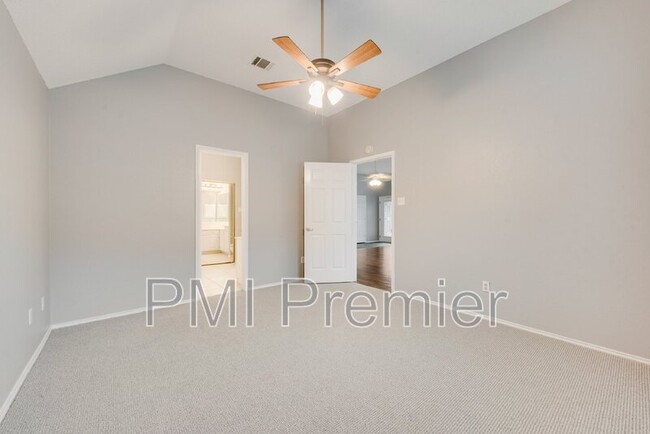 Building Photo - 1220 Royal Crescent Dr