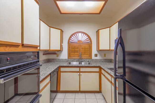 Building Photo - Great 1st Floor 2 Bed Condo