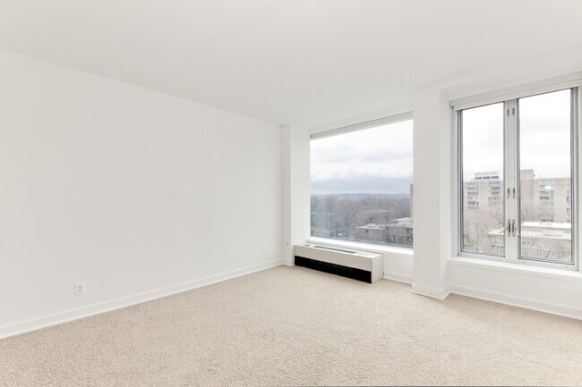 Building Photo - Sunny 1 bedroom condo in SW Waterfront!
