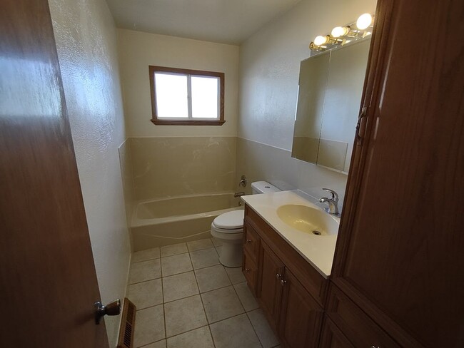 Building Photo - ALL PROSPECTIVE TENANTS MUST SUBMIT A $58 ...
