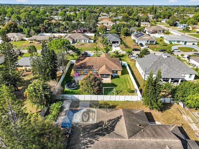 Building Photo - 1121 SW Ivanhoe St