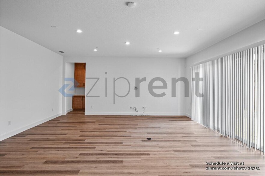 Building Photo - Unit