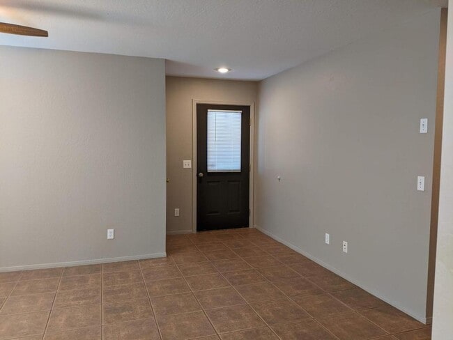 Building Photo - 4105 N Montezuma Ave