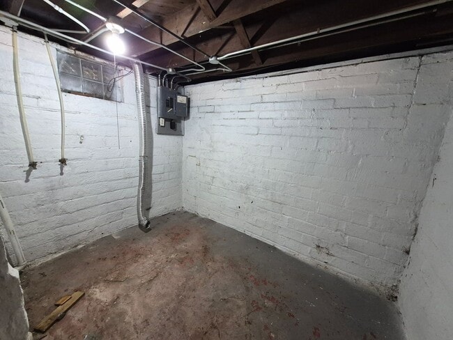 Building Photo - Two bedroom, One Bathroom Home with Partially fenced back yard