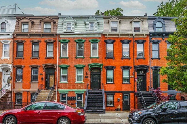 Primary Photo - 826 Grand St