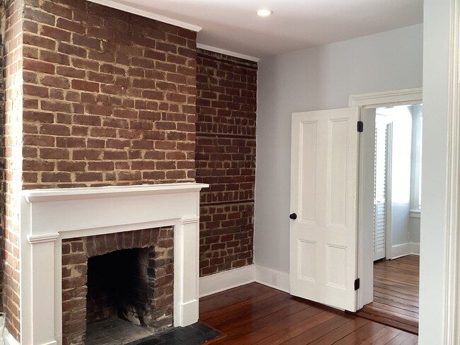 Building Photo - Move in Ready Duplex Close to Forsyth Park