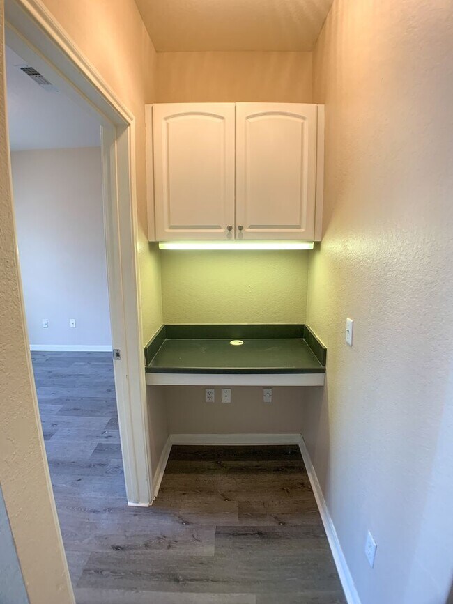 Building Photo - Great 1/1 Condo unit with city view