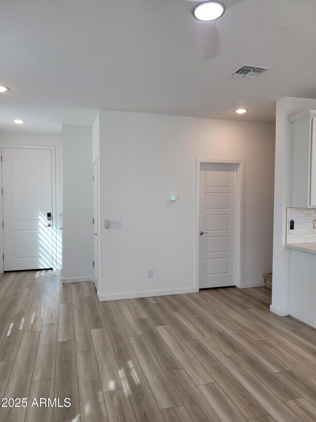 Building Photo - 2754 S Apache Dr
