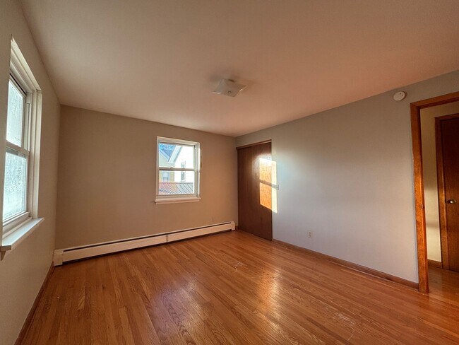 Building Photo - 226 E Chestnut St