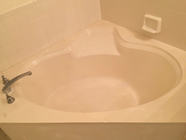Over sized tub - 38 Gables Blvd