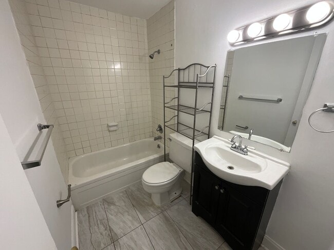Building Photo - Beautiful 2 Bed 2.5 Bath Townhouse!