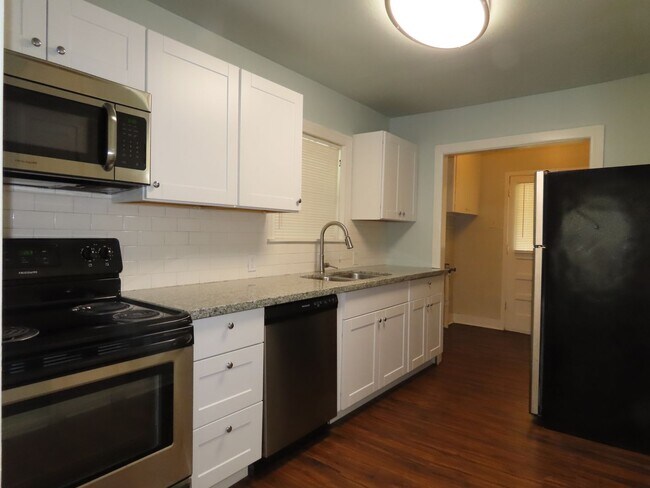 Building Photo - Charming 3 Bedroom, 2 Bath Home w/Den!