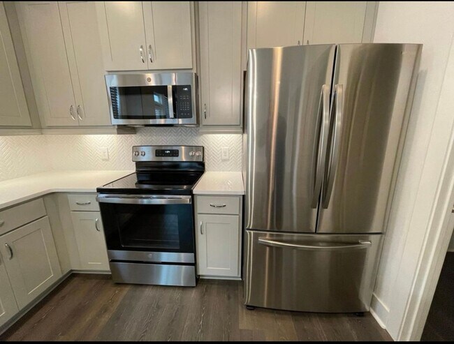 Building Photo - Beautiful end unit townhouse in the Townes...