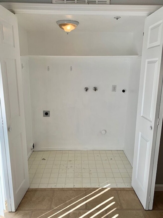 Building Photo - Tranquil 2 bed 2.5 bath Townhouse in Fairf...