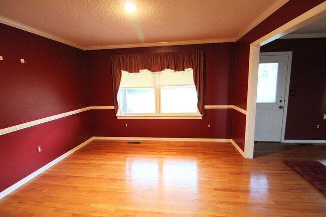 Building Photo - For Rent: Spacious Ranch-Style Home with S...