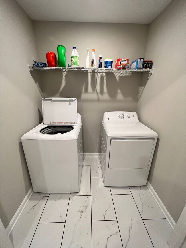 Building Photo - 3BED/2.5BATH end-unit townhome in Canterbu...