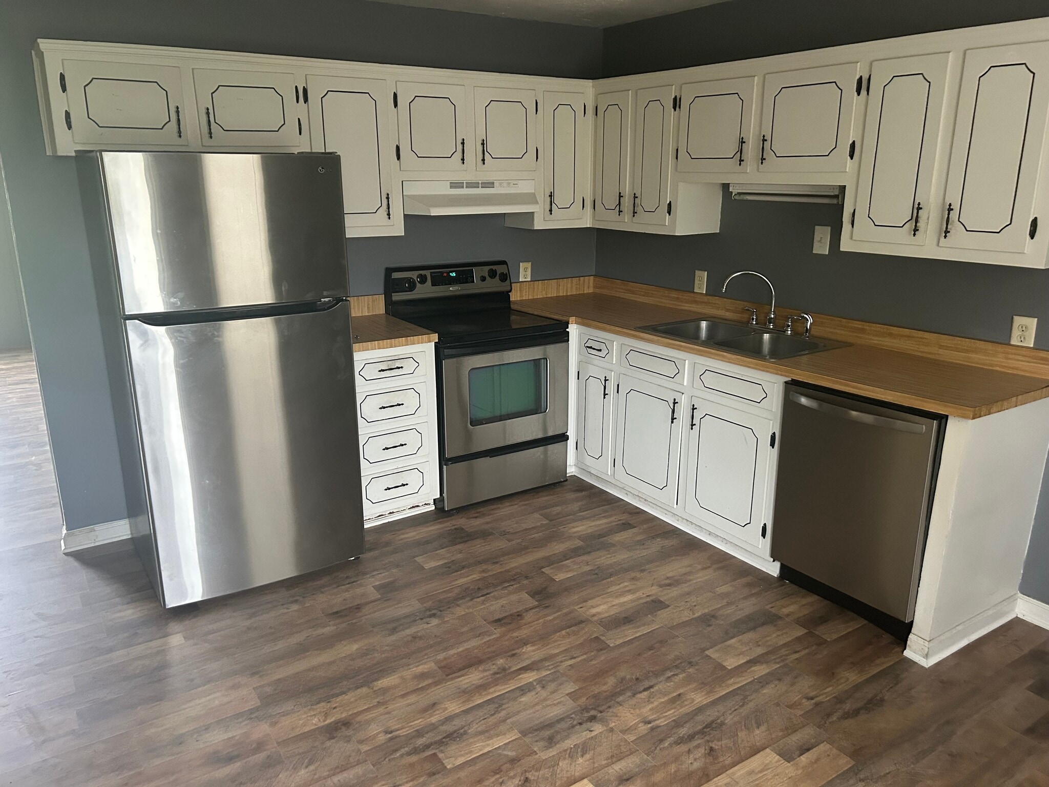 Stainless steel appliances - 1140 E Main St