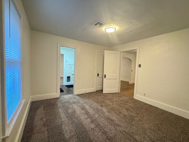 Building Photo - 304 N Cimarron Ave