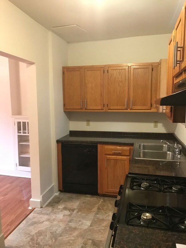 Building Photo - UPDATED SQUIRREL HILL HOUSE, AMAZING LOCATION AVAILABLE AUGUST!