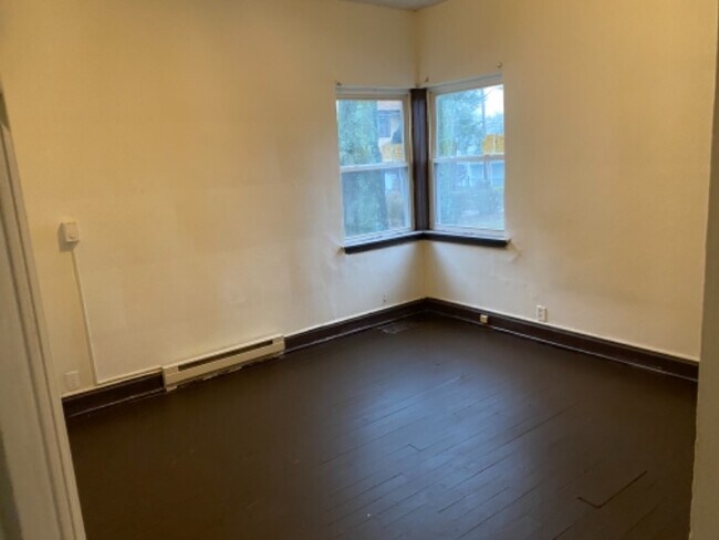 Building Photo - 1532 Woodland Ave NW