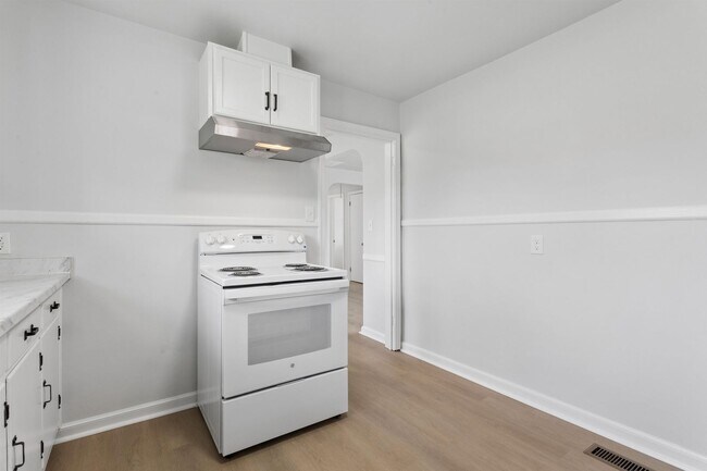 Building Photo - 3BR/1BA Renovated Brick Rancher | 1-Car Garage | Hampton – Coliseum Central