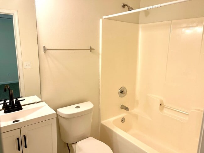 Building Photo - Welcome to this charming 3-bedroom, 3-bath...