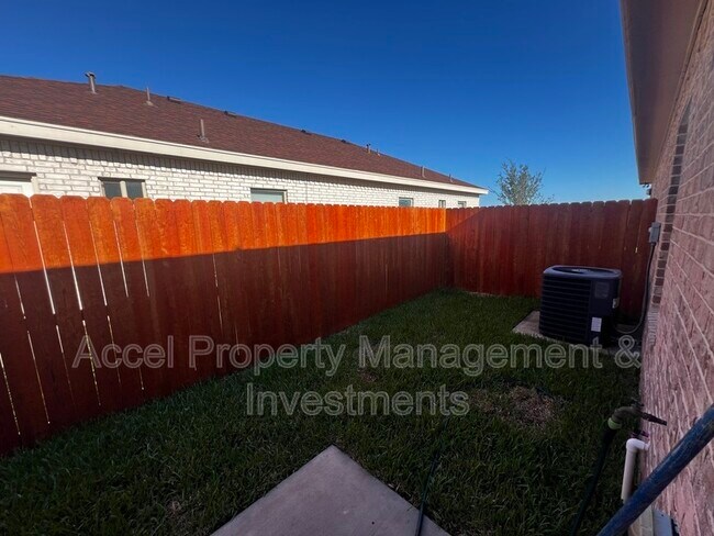 Building Photo - 1327 W Garfield Ave