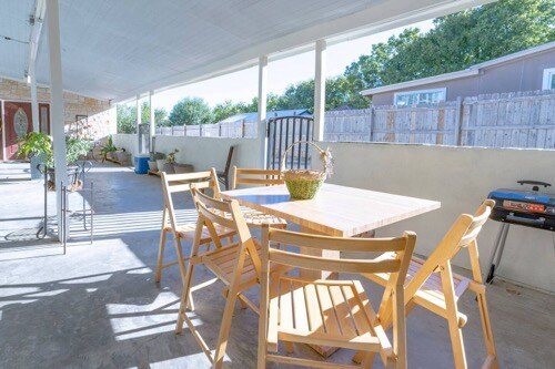 Building Photo - Room in Duplex on Sunrise Dr