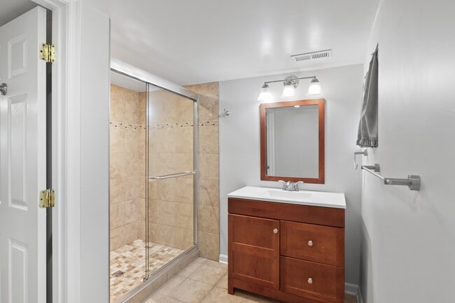 Building Photo - 209 Douglas St NE