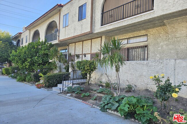 Building Photo - 13243 Vanowen St