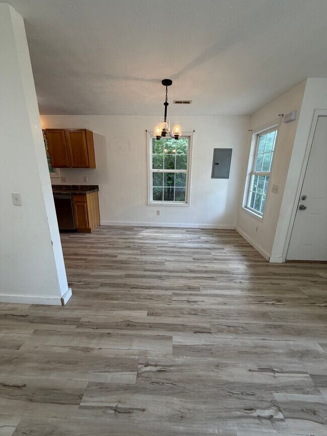 Building Photo - 3 Bedroom | 2 Bathroom | 1,100 square feet | Merriam Woods MO!