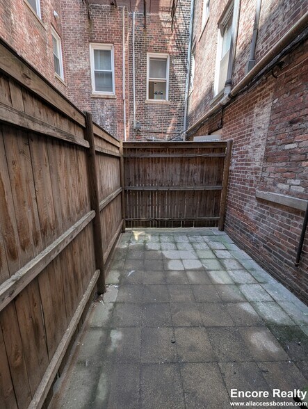 Building Photo - 32 Queensberry St