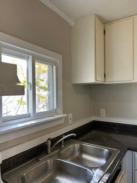 Building Photo - 215 W 1st St S