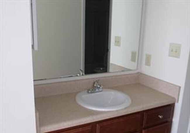 Building Photo - 661 Bartons Landing Pl