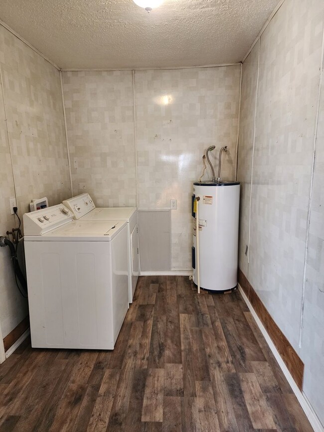 Building Photo - 2 bedroom / 1 bath, W/D connections