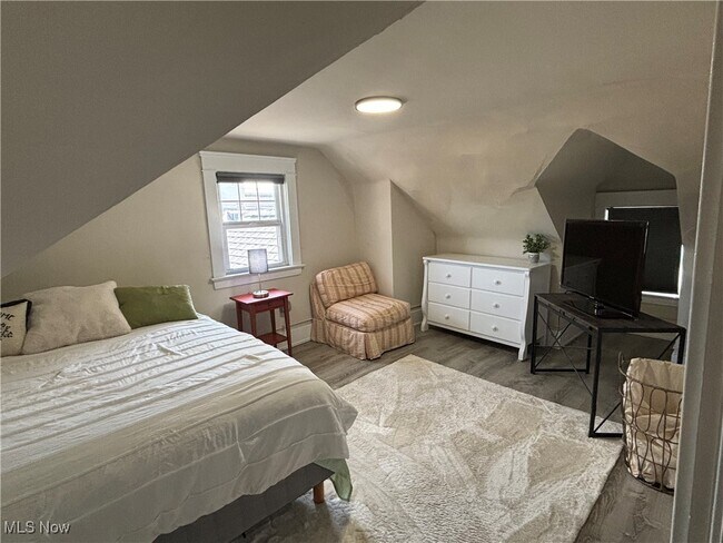 Building Photo - 2135 Renrock Rd