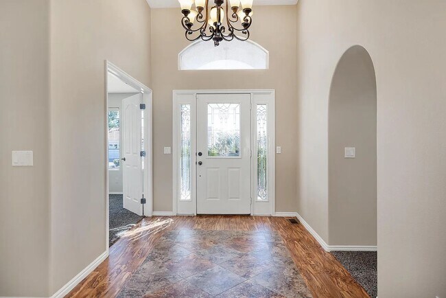 Building Photo - Spacious 3-Bedroom Home with Incredible Garage & Prime Location!