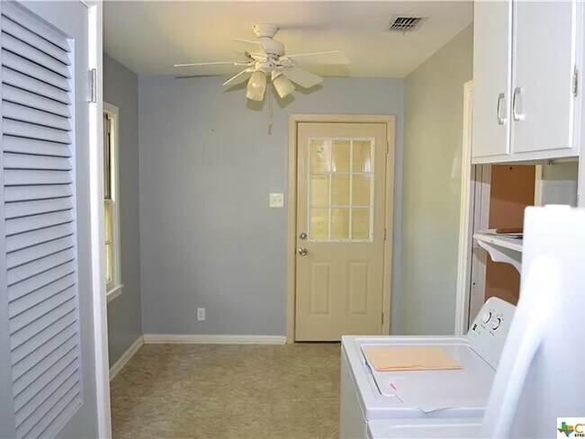 Building Photo - 3 Bed, 1 Bath with Hardwood Floors and Large Fenced Backyard