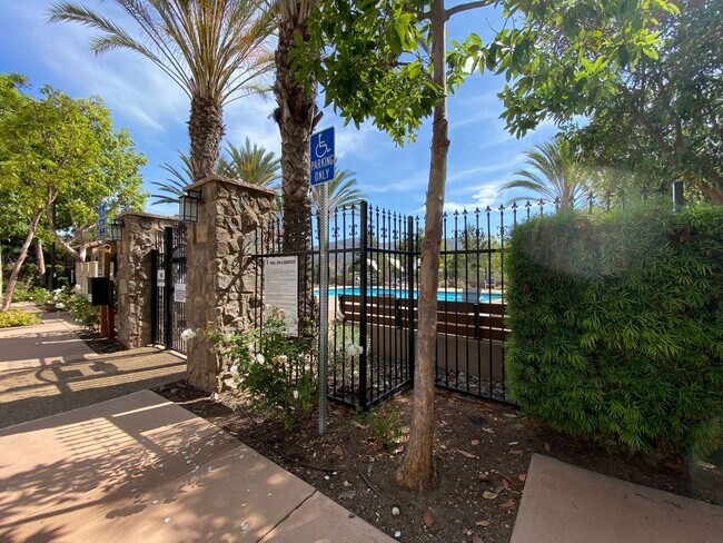 Building Photo - 3bedroom 3 bath home in the Solaire Commun...