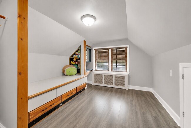 Building Photo - 6452 S Knox Ave