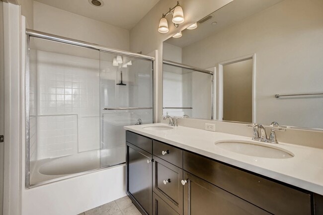 Building Photo - Amazing 2Bd/2Ba Townhouse with 1 car attached garage - Gated Community - Close to Camp Pendleton!